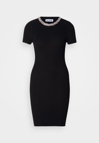 Μαύρο πλεκτό φόρεμα ριμπ με κοντά μανίκια και στρογγυλή λαιμόκοψη διακοσμημένη με ασημένια λεπτομέρεια κολάρου με χάντρες. Σχεδιασμός με στενή εφαρμογή.