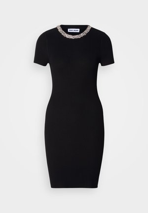 Sort ribstrikket kjole med korte ærmer og en rund halsudskæring pyntet med en detaljeret sølv-perlekrave. Slank pasform.