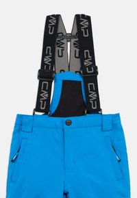 Plave snježne hlače s crnim podesivim naramenicama, koje imaju bijele CMP logotipe i bočne džepove na zatvaranje.