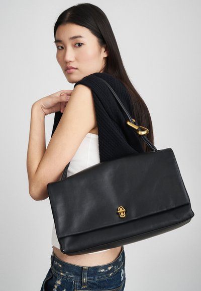 Schwarze Lederhandtasche mit einem umklappbaren Deckel, goldfarbener Hardware und einem Schultergurt. Sie verfügt über eine glatte Textur und ein minimalistisches Design.