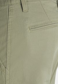DOCKERS Chino - olive