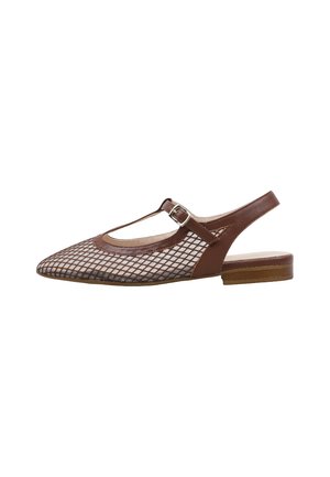 Sandalia plana marrón con punta afilada, parte superior de malla, tira en T, hebilla ajustable, parte trasera abierta y tacón bajo de madera.
