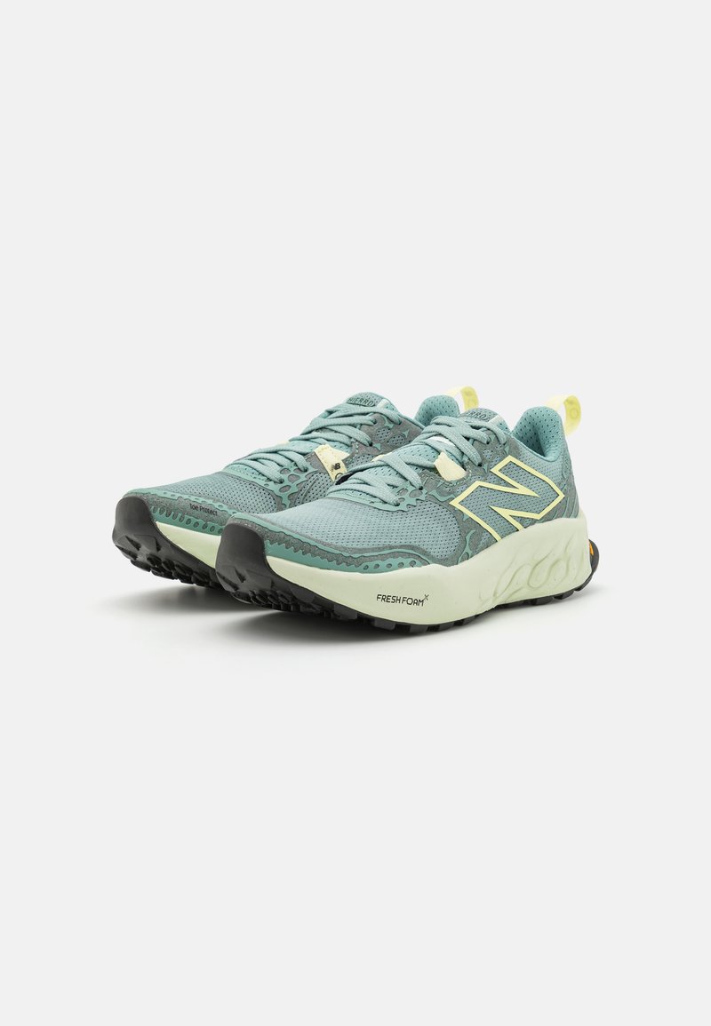 Zapatillas de running en azul claro con parte superior de malla texturizada, suela de goma negra y detalles en amarillo. Cuenta con una entresuela Fresh Foam acolchada.