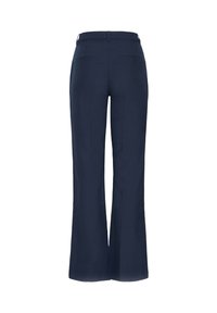 Pantalon bleu marine avec une finition en tissu lisse, ourlet évasé et deux poches arrière. La ceinture est équipée de passants pour ceinture pour un maintien supplémentaire.