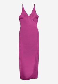 Vestido de satén fucsia con tirantes tipo espagueti que presenta una silueta ajustada y un diseño de escote cruzado, con un largo a media pierna. Textura suave.