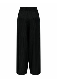 Černé kalhoty s širokými nohavicemi a vertikálními jemnými pruhy, s elastickým pasem, měkkou texturou látky a volným střihem, navržené pro pohodlí a snadný pohyb.