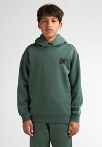 Felpa verde con cappuccio realizzata in tessuto texturizzato, con polsini e orlo a costine. Presenta una piccola etichetta nera del logo sul petto.