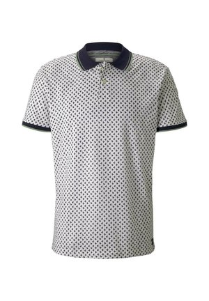 Polo blanc à manches courtes avec un petit motif d’ancre bleu marine, col bleu marine, deux boutons et poignets bleu marine avec bordure verte.