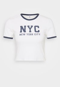 Hvit avkortet t-skjorte med marineblå ribbestrikket krage og ermer, med fet "NYC" og "NEW YORK CITY" trykt i mørkeblå.