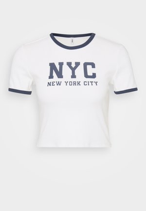 Valge lühike T-särk, millel on tume sinine soonikta, ning varrukad, esiplaanil on julged "NYC" ja "NEW YORK CITY" trükitud tumedates sinistes värvides.