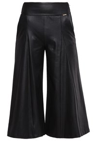 Culottes en simili cuir noir avec une silhouette à jambes larges, une texture lisse et des plis, arborant un accent subtil au niveau de la taille.