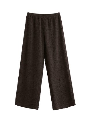 Mustat, leveälahkeiset housut tekstuurilla, joissa on joustava vyötärönauha, valmistettu kevyestä kankaasta, esitettynä tasaisesti valkoisella taustalla.