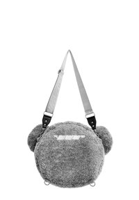 Bolso redondo de piel sintética gris con detalles en forma de orejas, correa ajustable y sutil logotipo en el frontal. Textura suave, apariencia mullida.