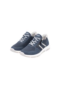Baskets en suede bleu avec des accents blancs, surface texturée, fermeture à lacets à l'avant et fermeture éclair sur le côté pour plus de commodité.