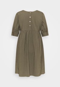 Robe vichy vert olive longueur genou, manches trois-quarts, fermeture au dos par quatre boutons et taille froncée.