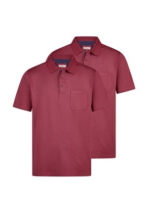 Twee eenvoudige rode poloshirts met korte mouwen, kraag, voorkantzakken en knoopsluitingen, licht verspringend op elkaar gestapeld.