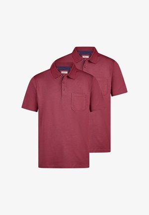 Dwie proste czerwone koszulki polo z krótkim rękawem, kołnierzykami, przednimi kieszeniami i listwami na guziki, ułożone lekko przesunięte jedna na drugiej.