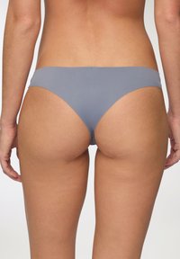 Slip bikini grigio con tessuto liscio ed elastico e copertura minima. Presenta un design semplice e senza cuciture con vita bassa.