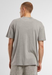 Urban Classics WASHED TEE - Paprasti marškinėliai - steelgrey