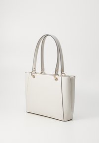 Hvit kunstlær tote bag med grå håndtak, rektangulær form, gullfarget hardware og kontrastfarget søm detaljer.