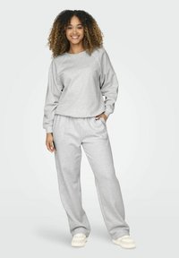 ONLY JOGGING NORMAL GESCHNITTEN MITTLERE TAILLE MIT SCHLAG  - Trainingsbroek - light grey melange