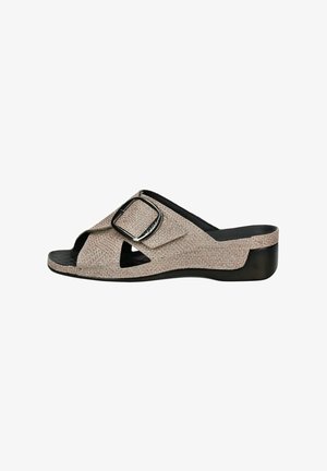 Sandalia deslizante tejida en rosa con una tira ancha, gran hebilla plateada, diseño de punta abierta y suela de plataforma negra.
