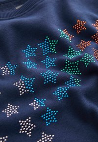 Next STANDARD - Svetríkové šaty - navy blue rainbow star embellished