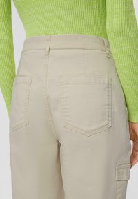 s.Oliver MIT SUPER HIGH WAIST - Cargohose - beige