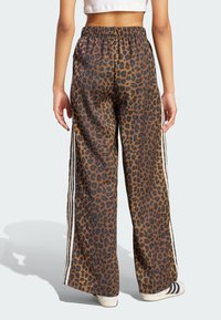 adidas Originals WIDE LEG LEO PRINT SATIN PANTS - Jogginghose - multicolor bronze strata
