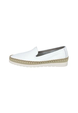 Zapato blanco sin cordones con parte superior de cuero texturizado, ribete trenzado en color marrón y suela de goma blanca. Diseño minimalista sin herrajes visibles.