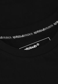 T-shirt di cotone nero con scollatura rotonda e un'etichetta con "spitzbub STUDIOS" in bianco, cucita all'interno del colletto.