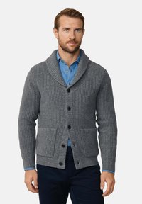 Cárdigan gris con relieve, cuello chal, cierre de botones, dos bolsillos delanteros y una textura suave, llevado sobre una camisa azul.