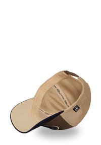 Cappello marrone e beige con un design strutturato e visiera. Presenta pannelli in tessuto a rete, marchio interno e chiusura snapback.
