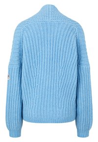 Pull bleu en grosse maille avec manches longues et poignets côtelés, vue de dos, avec un petit patch logo sur la manche gauche.