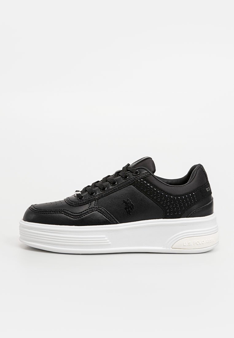Sneaker in pelle nera con finitura testurizzata, suola in gomma bianca e dettagli perforati. Presenta una chiusura con lacci marroni e accenti con logo.