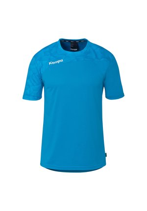 Blauw sportshirt met korte mouwen en geometrisch patroon op de schouders, met Kempa-logo op de borst en de kraag.