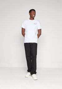 Tommy Jeans SLIM ESSENTIAL GRAPHIC TEE - Apdrukāts T-krekls - white