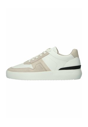Sneaker bianco con accenti in suede beige, punta perforata e dettaglio del tallone nero. Presenta lacci piatti e una suola spessa e texturizzata.