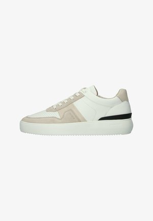 Białe sneakersy z beżowymi zamszowymi akcentami, perforowanymi palcami i czarnym detalem na pięcie. Posiadają płaskie sznurowadła i grubą, teksturowaną podeszwę.