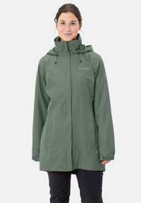 Grüne wasserdichte Jacke mit hohem Kragen, verstellbare Kapuze und Seitentaschen. Glatte Textur, entworfen für den Gebrauch im Freien.