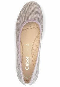Ballerine in rete maglia viola chiaro con punta morbida e arrotondata e sottili perforazioni sulla soletta. Presenta il marchio Gabor sulla soletta.