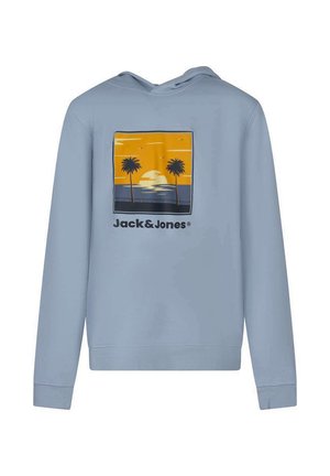 Sudadera con capucha azul claro con gráfico frontal de dos palmeras y una puesta de sol amarilla sobre el agua, etiquetada "Jack & Jones."