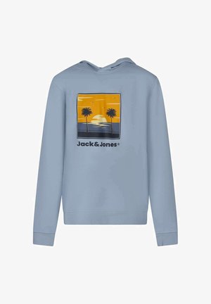 Sudadera con capucha azul claro con gráfico frontal de dos palmeras y una puesta de sol amarilla sobre el agua, etiquetada "Jack & Jones."