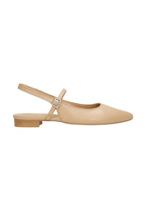 Beiger Leder-Slingback-Ballerina mit spitzer Spitze, niedrigem Holzabsatz und verstellbarem Schnallenriemen.