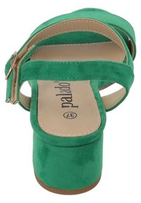 Sandali alti con tacco in suede verde, con punta arrotondata, cinturino alla caviglia e un tacco a blocco impilato con texture. Design casual con soletta imbottita.