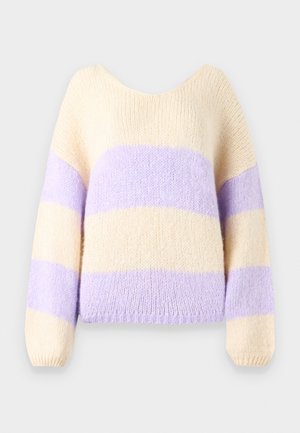 Πλεκτό πουλόβερ με φαρδιά λαιμόκοψη, διακοσμημένο με οριζόντιες ρίγες σε κρεμ και λεβάντα. Μαλακό, υφασμένο ύφασμα με μακριά μανίκια.