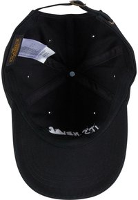 Svart baseballcap med flat skygge, laget av kanvasmateriale. Innvendig har den et merke og sydd detaljer. Flere ventilasjonsåpninger er til stede.