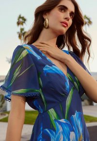 Friends Like These REGULAR FIT - V-NECK - Dnevna haljina - blue floral