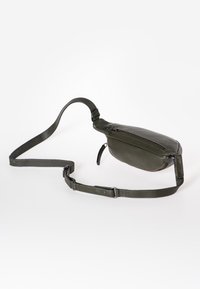 Marsupio in pelle verde oliva con superficie texture, cinturino regolabile, scomparto con zip e forma compatta e aerodinamica.