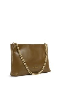 Pochette en cuir marron à finition texturée, avec bandoulière chaîne dorée et logo discret. Forme rectangulaire compacte, design minimaliste.